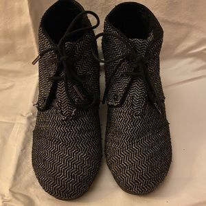 Tom’s wedge sole shoe